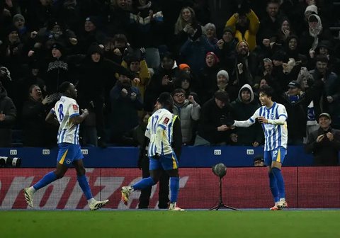 Kiper Brighton asal Belanda #01 Bart Verbruggen kebobolan gol bunuh diri, gol pembuka, selama pertandingan putaran keempat Piala FA Inggris antara Brighton & Hove Albion dan Chelsea di