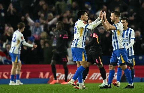 Kiper Brighton asal Belanda #01 Bart Verbruggen kebobolan gol bunuh diri, gol pembuka, selama pertandingan putaran keempat Piala FA Inggris antara Brighton & Hove Albion dan Chelsea di