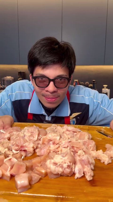 7 Potret Atta Halilintar Masak untuk Dibagikan Di Jumat Berkah, Goreng Ayamnya Pakai Helm