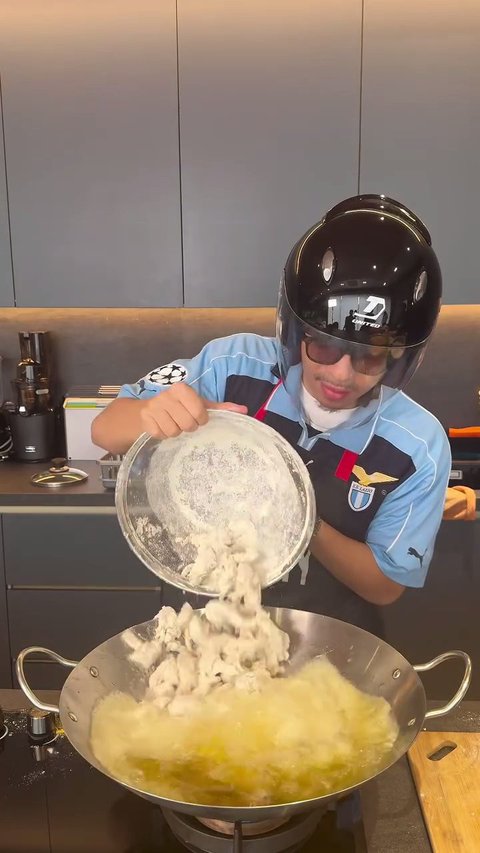 7 Potret Atta Halilintar Masak untuk Dibagikan Di Jumat Berkah, Goreng Ayamnya Pakai Helm