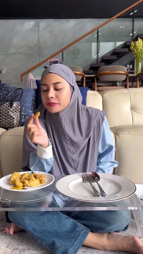 7 Potret Atta Halilintar Masak untuk Dibagikan Di Jumat Berkah, Goreng Ayamnya Pakai Helm
