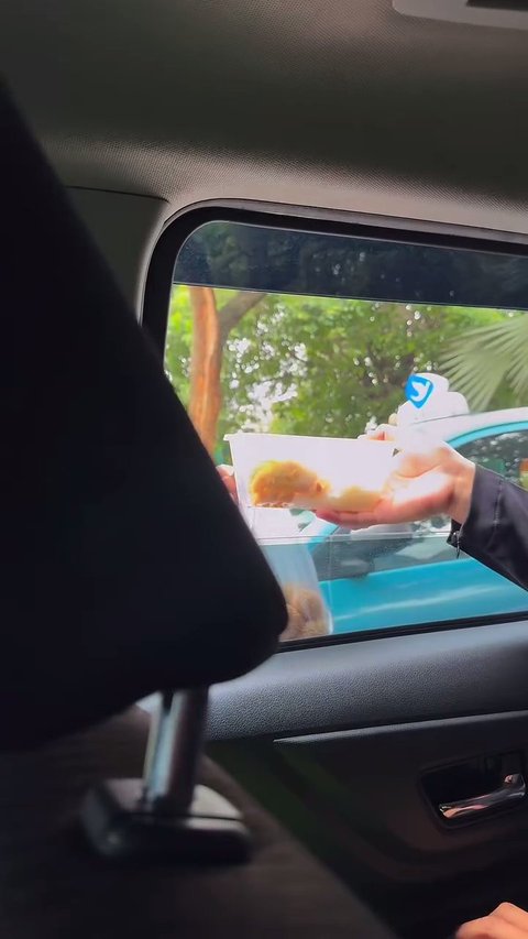 7 Potret Atta Halilintar Masak untuk Dibagikan Di Jumat Berkah, Goreng Ayamnya Pakai Helm