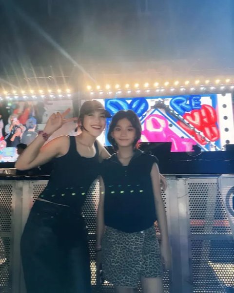 Momen Ayu Ting Ting dan Bilqis nonton konser SEVENTEEN di Jakarta. (sumber: Instagram/ayutingting92)