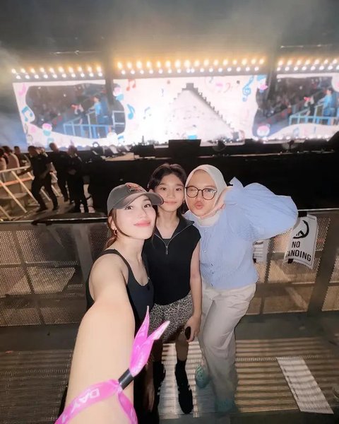 Momen Ayu Ting Ting dan Bilqis nonton konser SEVENTEEN di Jakarta. (sumber: Instagram/ayutingting92)