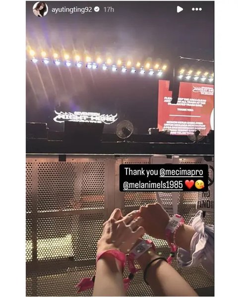 Momen Ayu Ting Ting dan Bilqis nonton konser SEVENTEEN di Jakarta. (sumber: Instagram/ayutingting92)