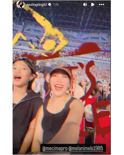 Momen Ayu Ting Ting dan Bilqis nonton konser SEVENTEEN di Jakarta. (sumber: Instagram/ayutingting92)