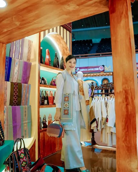 Intip OOTD Kahiyang Ayu kenakan heels Rp20 jutaan dengan busana karya desainer lokal (@ayangkahiyang @bobbynst)