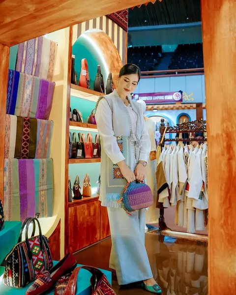 Intip OOTD Kahiyang Ayu kenakan heels Rp20 jutaan dengan busana karya desainer lokal (@ayangkahiyang @bobbynst)