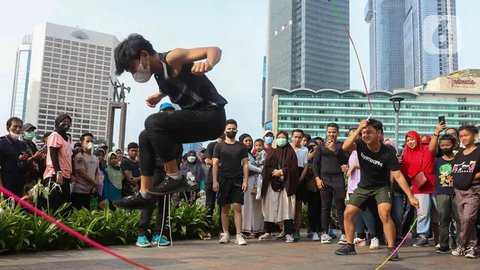 Warga berolahraga sore di kawasan Taman Mini Indonesia Indah, Jakarta, Minggu (22/8/2021). TMII kembali dibuka mulai 06.00-18.00 WIB namun terbatas hanya untuk kegiatan berolahraga outdoor at