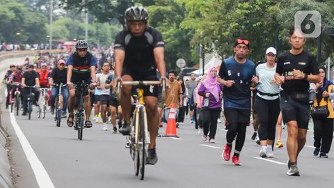 Warga berolahraga sore di kawasan Taman Mini Indonesia Indah, Jakarta, Minggu (22/8/2021). TMII kembali dibuka mulai 06.00-18.00 WIB namun terbatas hanya untuk kegiatan berolahraga outdoor at