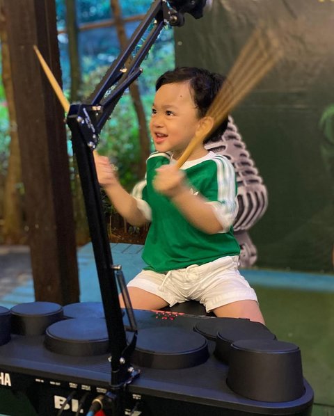 Potret Gin Dirga, Anak Gilang Dirga Main Drum, Makin Gede Makin Ganteng