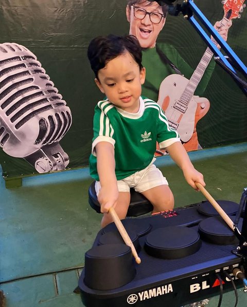 Potret Gin Dirga, Anak Gilang Dirga Main Drum, Makin Gede Makin Ganteng