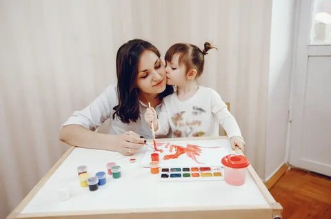 Kreativitas adalah salah satu kunci penting dalam mendukung tumbuh kembang si kecil, baik secara emosional, sosial, maupun intelektual. Foto: Freepik