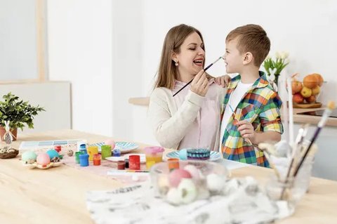 Kreativitas adalah salah satu kunci penting dalam mendukung tumbuh kembang si kecil, baik secara emosional, sosial, maupun intelektual. Foto: Freepik