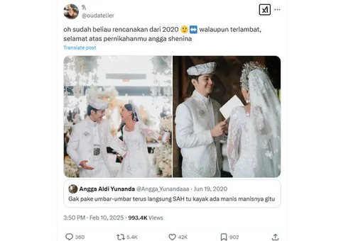 Meskipun detail pernikahan masih minim, terlihat bahwa acara berlangsung sederhana. Tema serba putih memberi kesan sakral dan elegan. Angga terlihat tampan menawan kenakan ikat kepala putih d