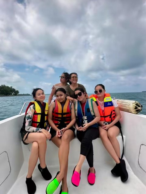 Potret Terbaru Mayangsari Liburan Bareng Keluarga, Outfitnya Dipuji Sopan