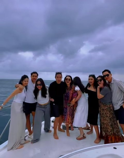 Potret Terbaru Mayangsari Liburan Bareng Keluarga, Outfitnya Dipuji Sopan