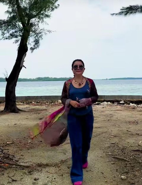 Potret Terbaru Mayangsari Liburan Bareng Keluarga, Outfitnya Dipuji Sopan