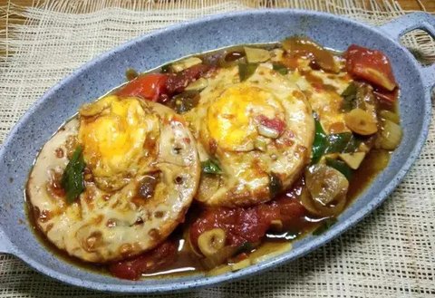 Ilustrasi telur ceplok disajikan dengan nasi hangat.