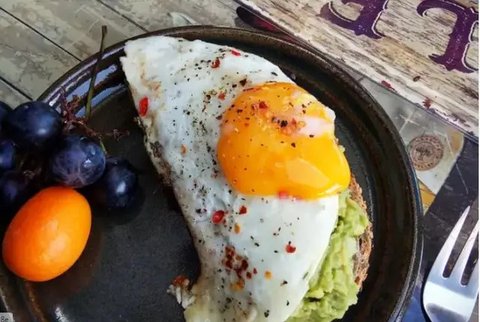 Ilustrasi telur ceplok disajikan dengan nasi hangat.