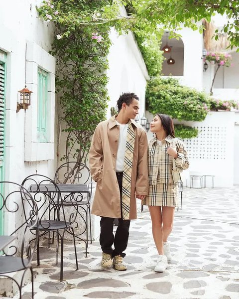 Intip gaya couple Prilly Latuconsina dan Omara Esteghlal saat pemotretan dan kondangan.  [@prillylatuconsina96].