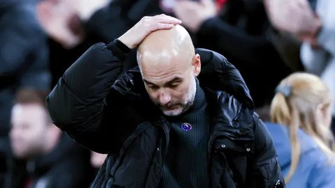 Manajer Man City, Pep Guardiola, terlihat mengalami luka goresan di hidungnya ketika berdiri di sisi lapangan menemani timnya bertanding melawan Feyenoord pada lanjutan Liga Champions 2024/20