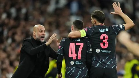 Manajer Man City, Pep Guardiola, terlihat mengalami luka goresan di hidungnya ketika berdiri di sisi lapangan menemani timnya bertanding melawan Feyenoord pada lanjutan Liga Champions 2024/20