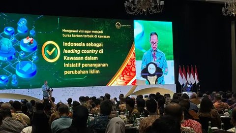 Ketua Dewan Komisioner OJK Mahendra Siregar dalam Pertemuan Tahunan Industri Jasa Keuangan (PTIJK) 2025 di Jakarta Convention Center, Jakarta, Selasa (11/2/2025). (Tira/Liputan6.com)