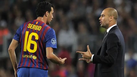 Salah satu aksi yang paling terkenal dari Sir Alex adalah hair-dryer treatment-nya. Saat melakukan itu, ia akan berteriak dengan keras di muka pemain yang ia marahi sehingga para pemain itu t