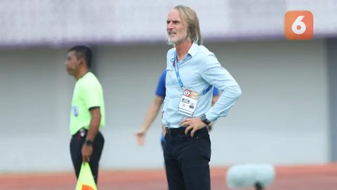Pelatih Timnas Indonesia, Patrick Kluivert, dan dua asistennya, Alex Pastoor dan Denny Landzaat, mengunjungi Dewa United Sports Center di Kabupaten Tangerang, pada Selasa (11/2/2025). (Bol