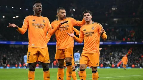 Pemain Real Madrid Vinicius Junior, Brahim Diaz dan Kylian Mbappe (kiri ke kanan) saat merayakan kemenangan pada leg pertama play-off fase gugur Liga Champions 2024/2025 melawan Manchester City di Stadion Etihad, Manchester, Inggris, pada 11 Februari 2025 waktu setempat atau Rabu 12 Februari 2025 dininhari WIB. (Oli SCARFF/AFP)