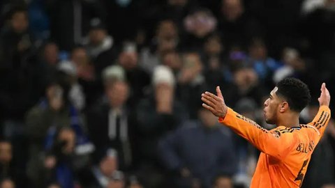 Pada masa tambahan waktu (90+2), Jude Bellingham mencetak gol kemenangan Real Madrid atas Manchester City. Skor 3-2 tidak berubah hingga peluit akhir pertandingan dibunyikan. (Oli SCARFF/AFP)
