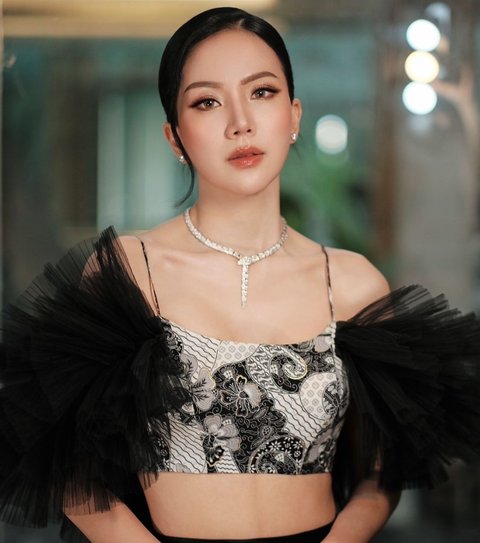 7 Pesona Agnes Jennifer Tampil Stunning dengan Fashion Elegan, Netizen Sebut Gayung Lope Pink Gak Ada Apa-Apanya