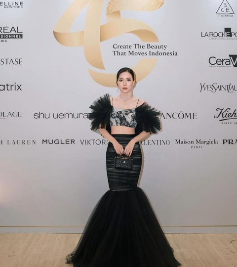 7 Pesona Agnes Jennifer Tampil Stunning dengan Fashion Elegan, Netizen Sebut Gayung Lope Pink Gak Ada Apa-Apanya
