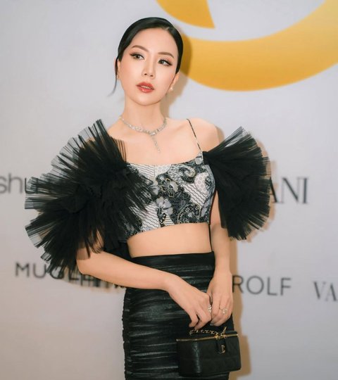 7 Pesona Agnes Jennifer Tampil Stunning dengan Fashion Elegan, Netizen Sebut Gayung Lope Pink Gak Ada Apa-Apanya