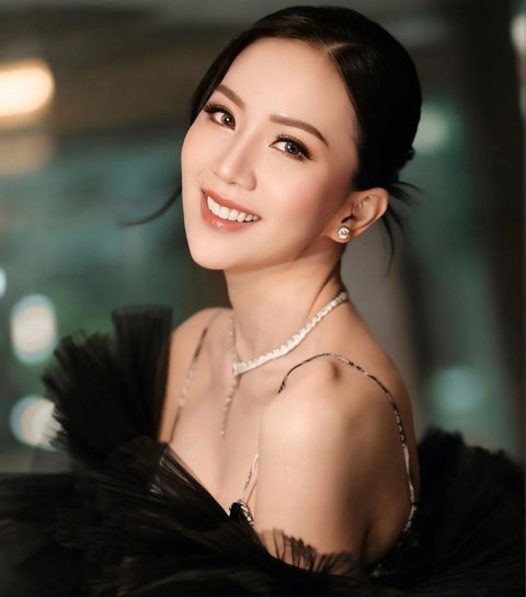 7 Pesona Agnes Jennifer Tampil Stunning dengan Fashion Elegan, Netizen Sebut Gayung Lope Pink Gak Ada Apa-Apanya