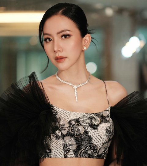 7 Pesona Agnes Jennifer Tampil Stunning dengan Fashion Elegan, Netizen Sebut Gayung Lope Pink Gak Ada Apa-Apanya