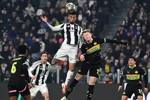 Pemain Juventus merayakan gol yang dicetak Samuel Mbangula ke gawang PSV Eindhoven dalam leg pertama play-off 16 besar Liga Champions yang digelar di Allianz Stadium, Rabu (12/2/2025) dini ha