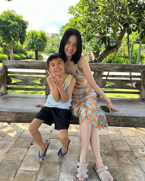 Sudah Menikah dan Punya Anak, Ini 7 Potret Laura Basuki Bareng Keluarga yang Jarang Tersorot