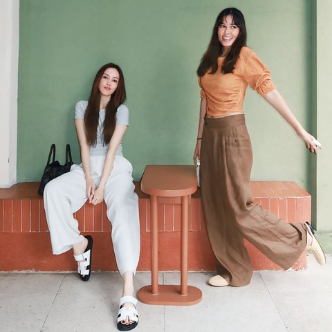 Potret Duo Cantik Cathy Sharon dan Titi Radjo Padmaja, Kompak dengan Gaya yang Berbeda