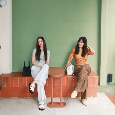 Potret Duo Cantik Cathy Sharon dan Titi Radjo Padmaja, Kompak dengan Gaya yang Berbeda