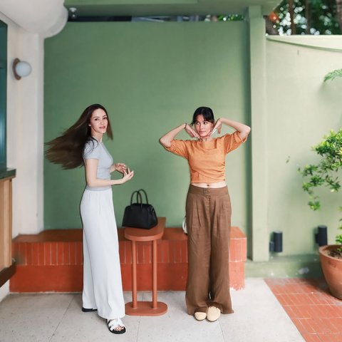 Potret Duo Cantik Cathy Sharon dan Titi Radjo Padmaja, Kompak dengan Gaya yang Berbeda