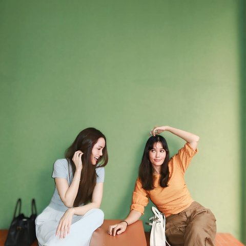 Potret Duo Cantik Cathy Sharon dan Titi Radjo Padmaja, Kompak dengan Gaya yang Berbeda
