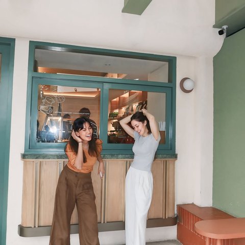 Potret Duo Cantik Cathy Sharon dan Titi Radjo Padmaja, Kompak dengan Gaya yang Berbeda