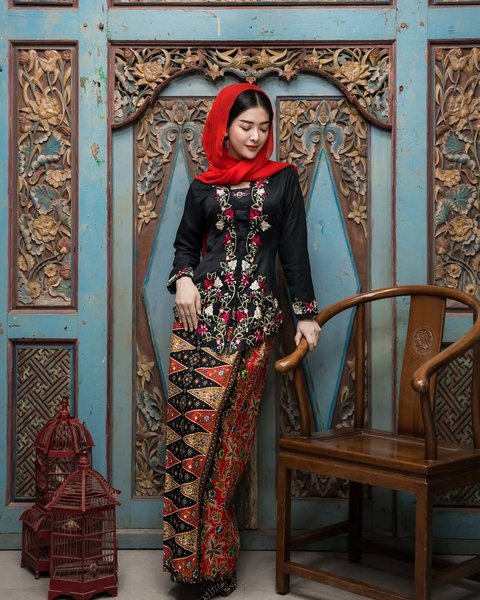 Model Kebaya Modern ala Dara Sarasvati yang Bisa Bikin Penampilan Makin Cantik dan Menawan