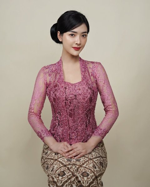 Model Kebaya Modern ala Dara Sarasvati yang Bisa Bikin Penampilan Makin Cantik dan Menawan