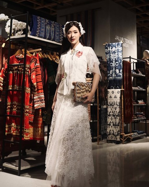 Model Kebaya Modern ala Dara Sarasvati yang Bisa Bikin Penampilan Makin Cantik dan Menawan