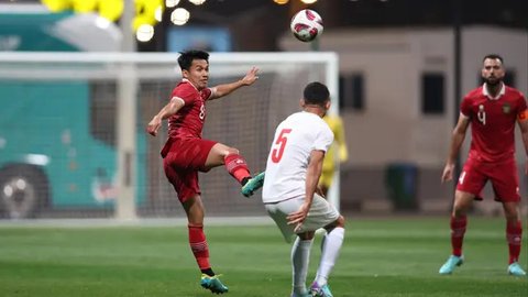 Gelandang Timnas Indonesia, Marselino Ferdinan (kiri) berebut bola dengan bek Timnas Iran, Milad Mohammadi pada laga uji coba terakhir menjelang Piala Asia 2023 di Al Rayyan Training Ground,