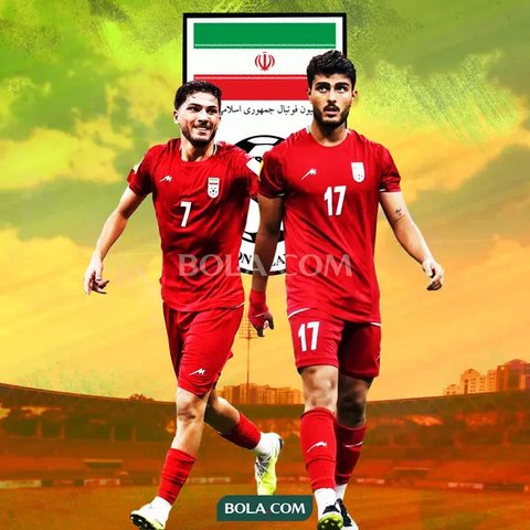Gelandang Timnas Indonesia, Marselino Ferdinan (kiri) berebut bola dengan bek Timnas Iran, Milad Mohammadi pada laga uji coba terakhir menjelang Piala Asia 2023 di Al Rayyan Training Ground,