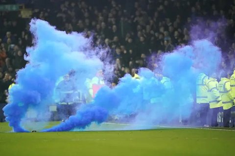 Abdoulaye Doucoure dan Curtis Jones terlibat perkelahian saat pertandingan Liga Inggris 2024/2025 antara Everton vs Liverpool di Goodison Park, Kamis (13/2/2025) dini hari WIB. (Paul ELLIS/AF